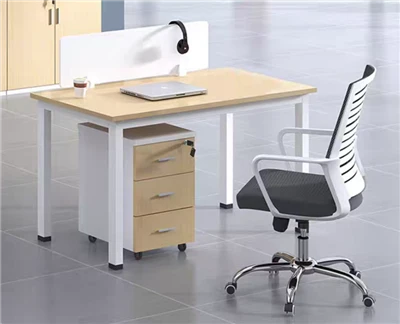 Escriptori d'ordinador amb estructura d'acer amb pedestal mòbil